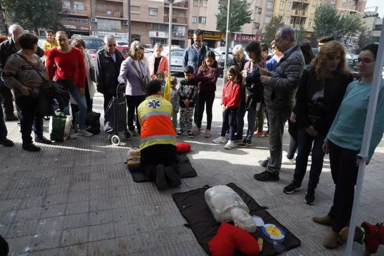 Nombroses persones seguint el taller sobre RCP, ahir al carrer Doctor Fleming de Lleida.