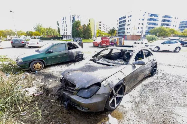 Un incendi calcina tres vehicles estacionats a Onze de Setembre