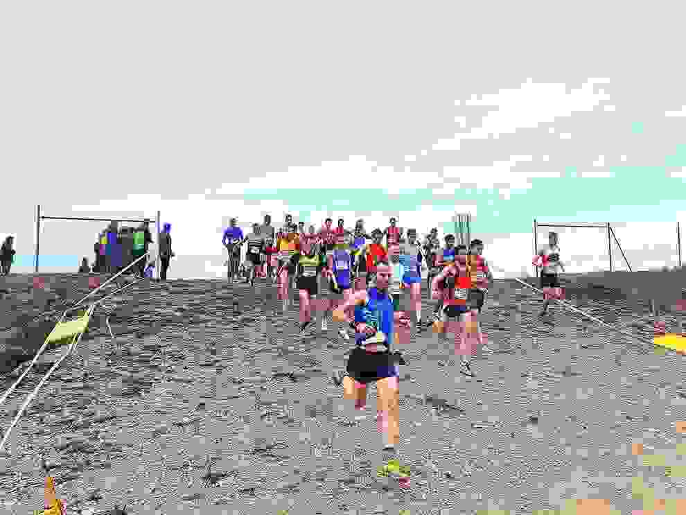 Un grup de participants del Cros Culleré durant la disputa de la carrera.