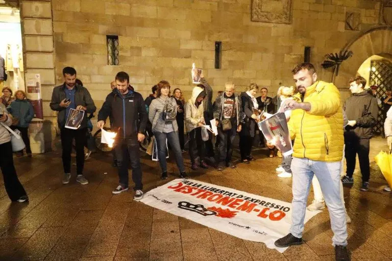 La protesta sobiranista a Lleida acaba amb la crema de fotos del rei
