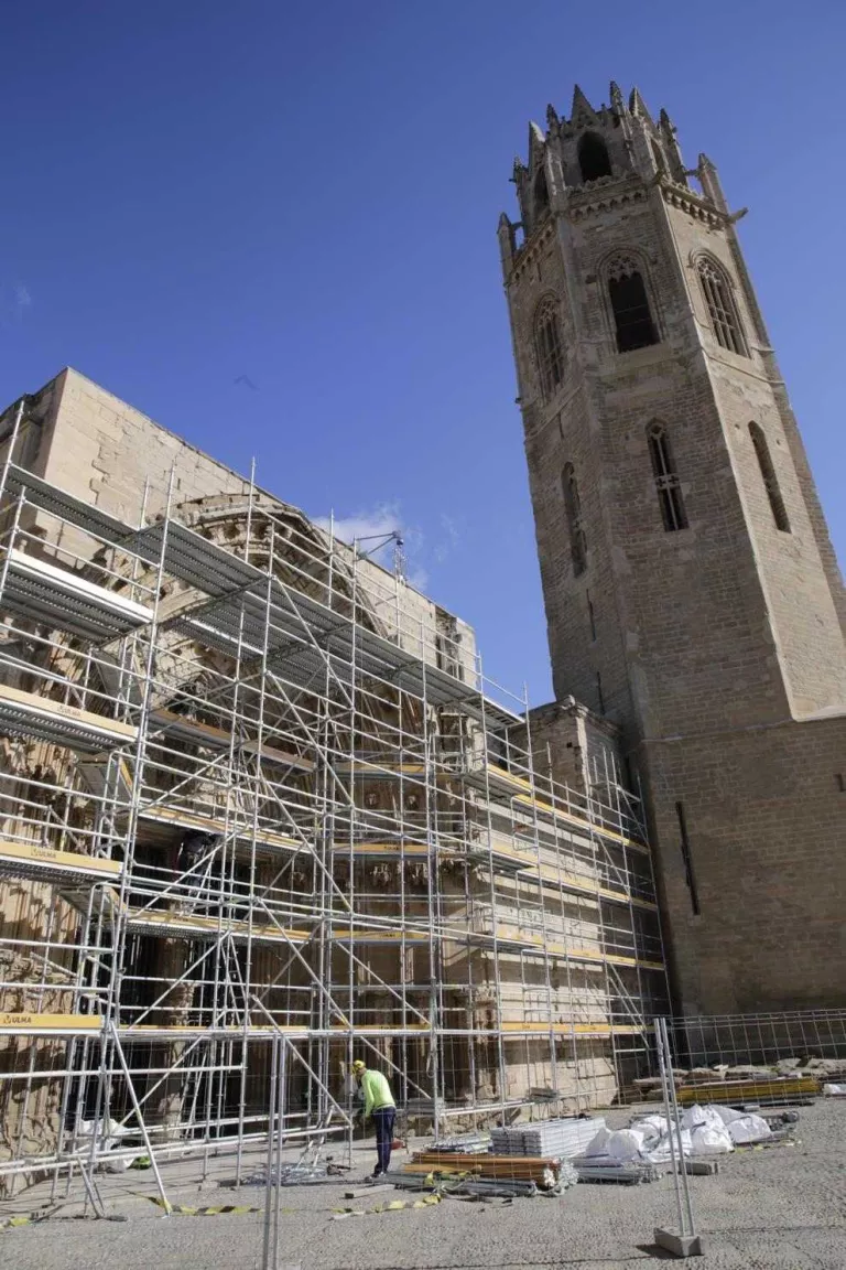 Les bastides ja cobreixen la façana de la Porta dels Apòstols de la Seu Vella