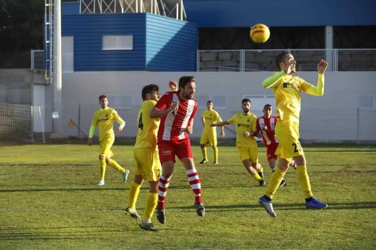 Jugadors de l’Alcoletge i At. Almacelles intenten recuperar una pilota aèria.