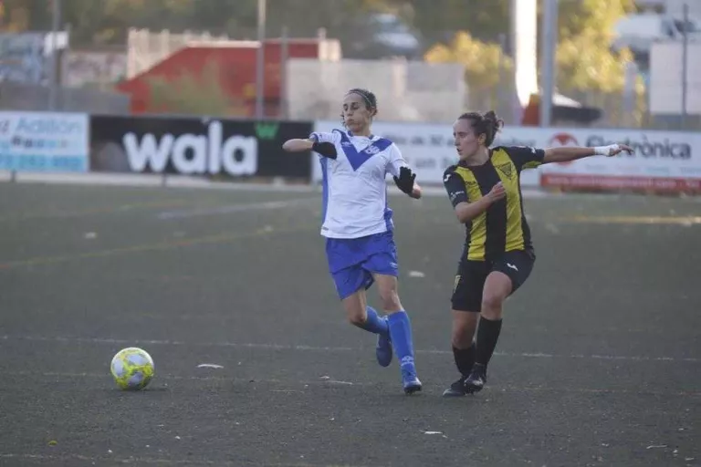 Una acció del partit d’ahir entre el Pardinyes i l’Europa.