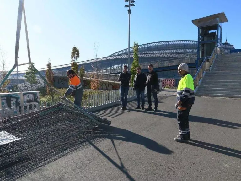 Les rampes de la passarel·la de Renfe, renovades