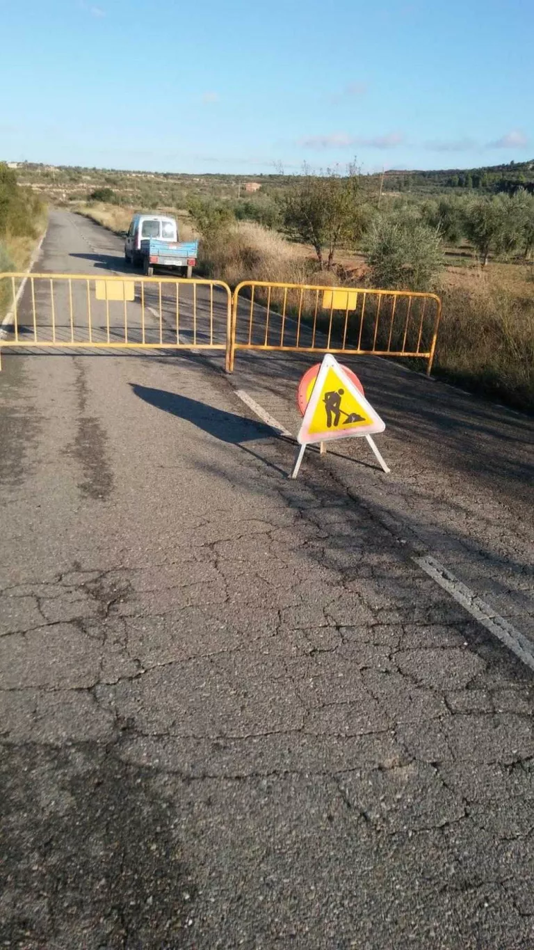 Castelldans tanca la carretera del Cogul per esquerdes a la calçada