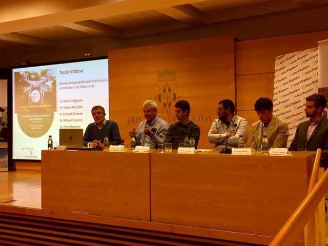 Taula redona amb els diferents ponents de la jornada.