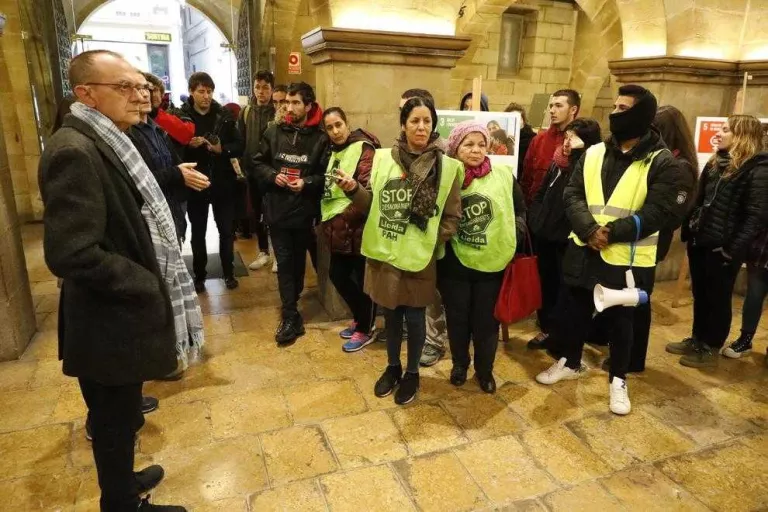 La PAH ocupa la Paeria per demanar habitatges per a les famílies de Balàfia