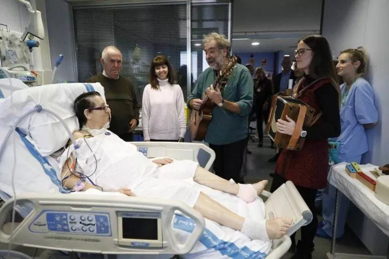 Una de les sessions de musicoteràpia, ahir a la Unitat de Cures Intensives de l’Arnau de Vilanova.