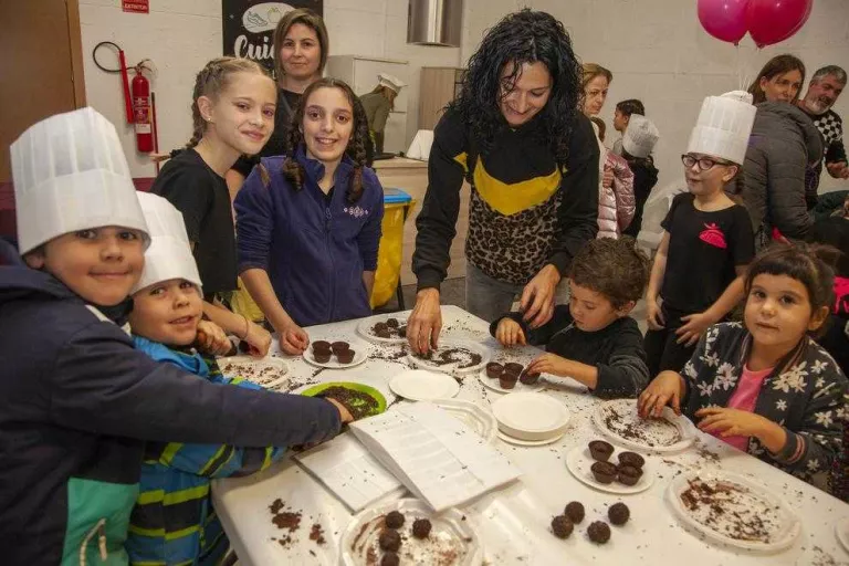 Nens van aprendre a elaborar trufes de xocolate.