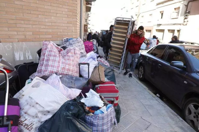 Els objectes personals dels desallotjats els van deixar al carrer fins que van poder transportar-los.