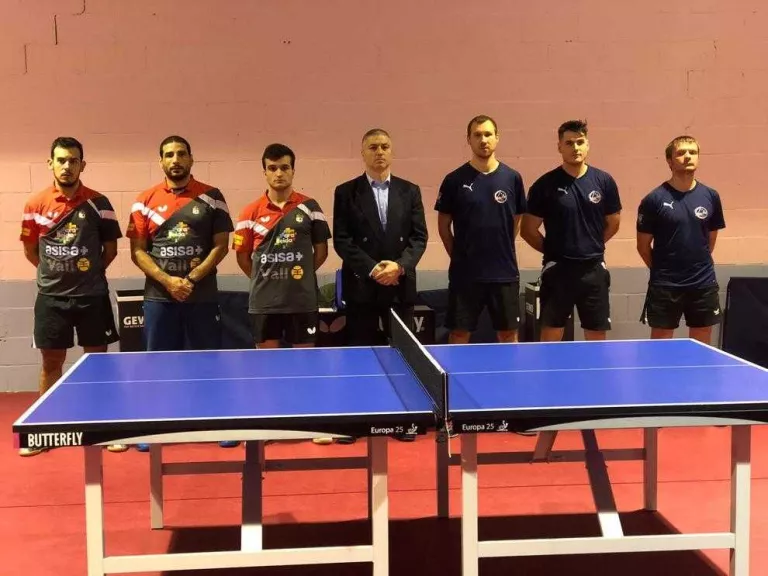 Els jugadors dels dos equips posen abans de l’inici del partit.