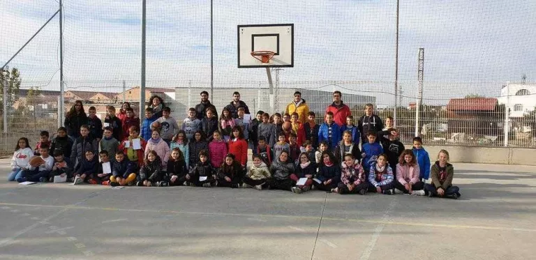 Alumnes de l’escola La Creu de Torrefarrera, amb els jugadors del CB Pardinyes que els van visitar.