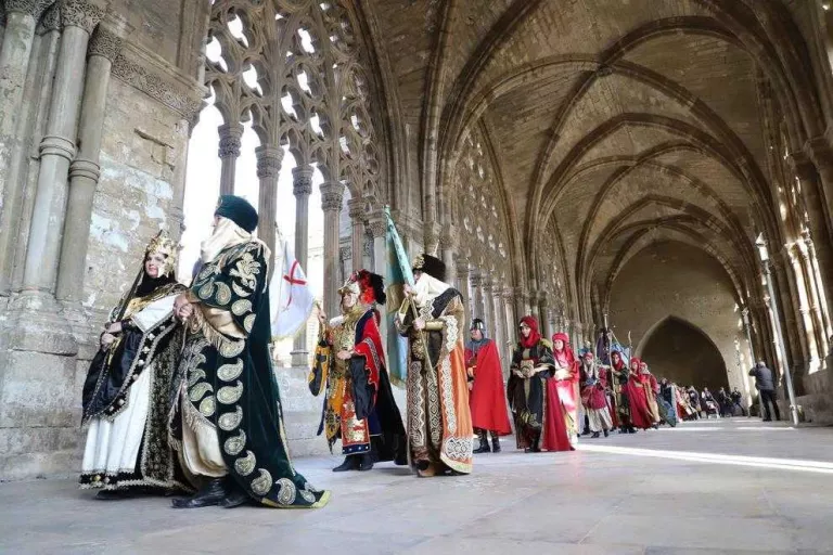 Moros i Cristians formen files a Lleida