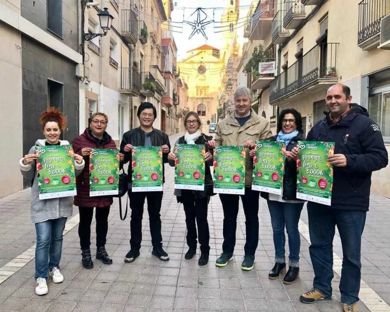 Jordi Ribalta al costat de representants de l’associació.
