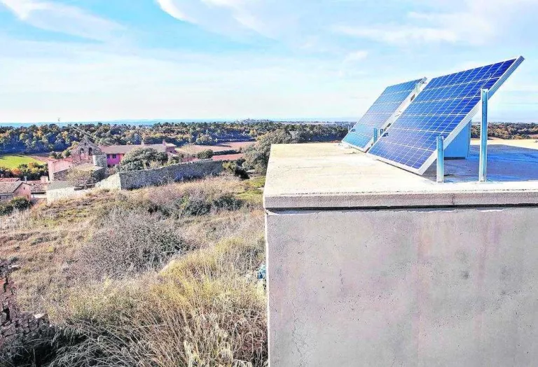 Plaques fotovoltaiques a Montoliu per millorar la connexió a internet