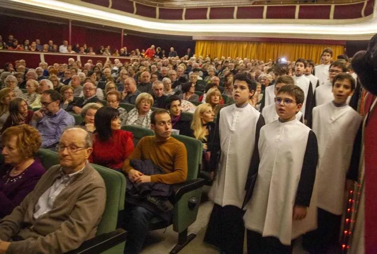 L’Escolania de Montserrat omple el teatre de Tàrrega