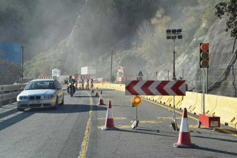 Les sortides d'emergència de Tres Ponts, perforades