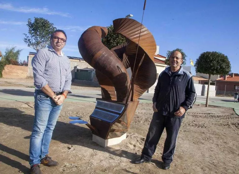 Un artista d’Anglesola dóna a la localitat una escultura creada amb els seus dos fills
