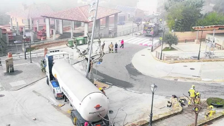 Un accident d’un camió provoca una fuita de gas propà a Talarn