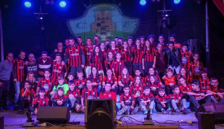 Foto de grup dels 75 jugadors i jugadores, que es van presentar ahir en una temporada especial per al club.