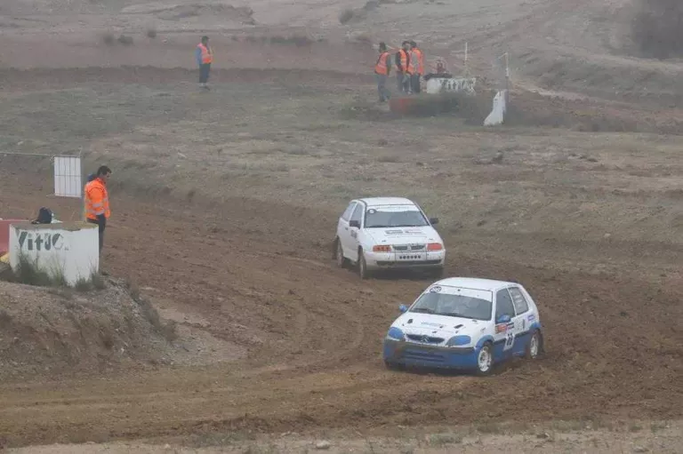 Dos vehicles durant els entrenaments de les 4 Hores de Resistència de Lleida.
