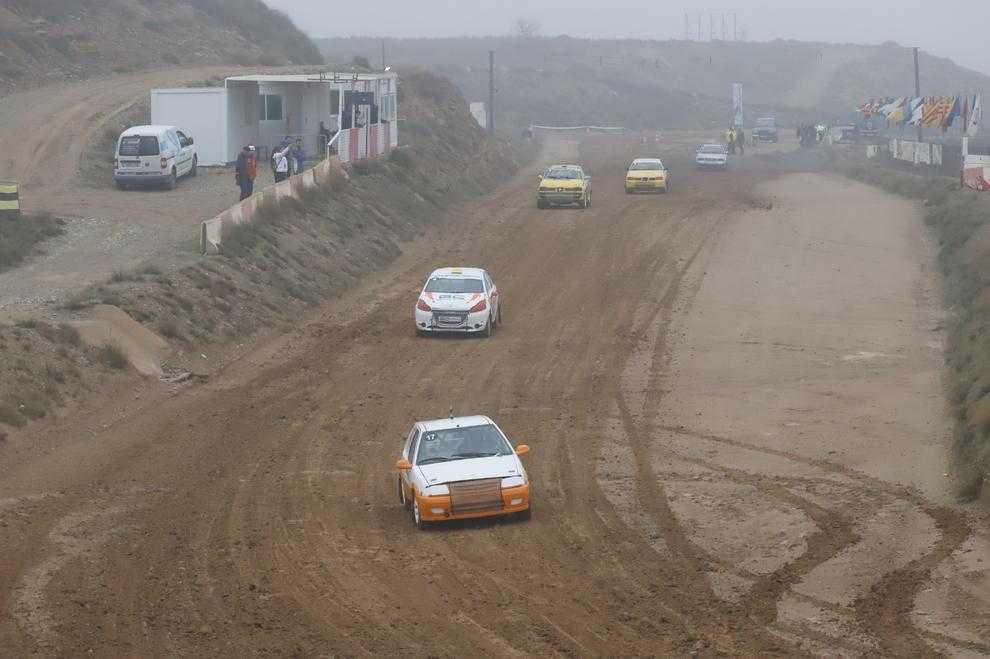 Dos vehicles durant els entrenaments de les 4 Hores de Resistència de Lleida.