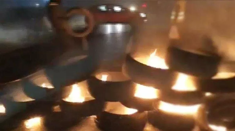 Una barricada talla la C-13 i alerta per boira