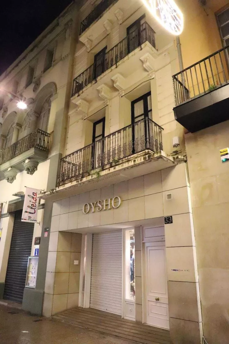 Desallotjada per esquerdes una casa de cinc plantes al carrer Major