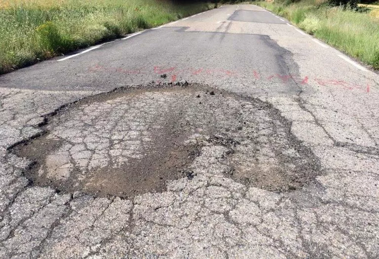 Torà repara la via a Ardèvol, on els veïns han pintat clots de vermell