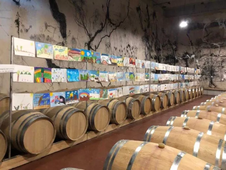El celler Mas Blanch i Jové llueix més de 400 pintures infantils
