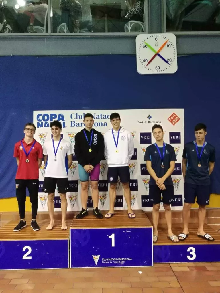 L’equip 4x100 estils de l’Inef amb Emma Carrasco sostenint el trofeu a la millor infantil.
