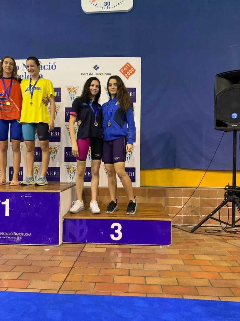 L’equip 4x100 estils de l’Inef amb Emma Carrasco sostenint el trofeu a la millor infantil.