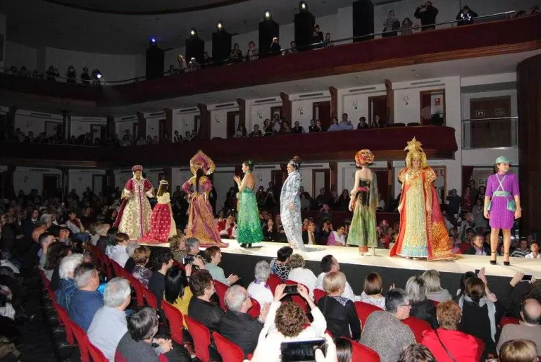La gala dels Vestits de Paper reuneix 600 persones