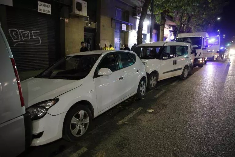 Un camió col·lideix contra deu cotxes a Pardinyes