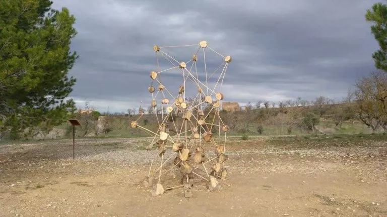 La Granadella recupera una de les escultures destrossades del mirador
