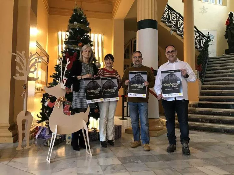 Cap d’Any a la plaça del Treball amb campanades a la façana de l’Escola