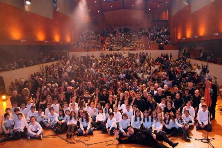 L’Auditori Enric Granados es va quedar petit divendres amb el concert ‘Veus de Nadal’, del cor Veus.kat.
