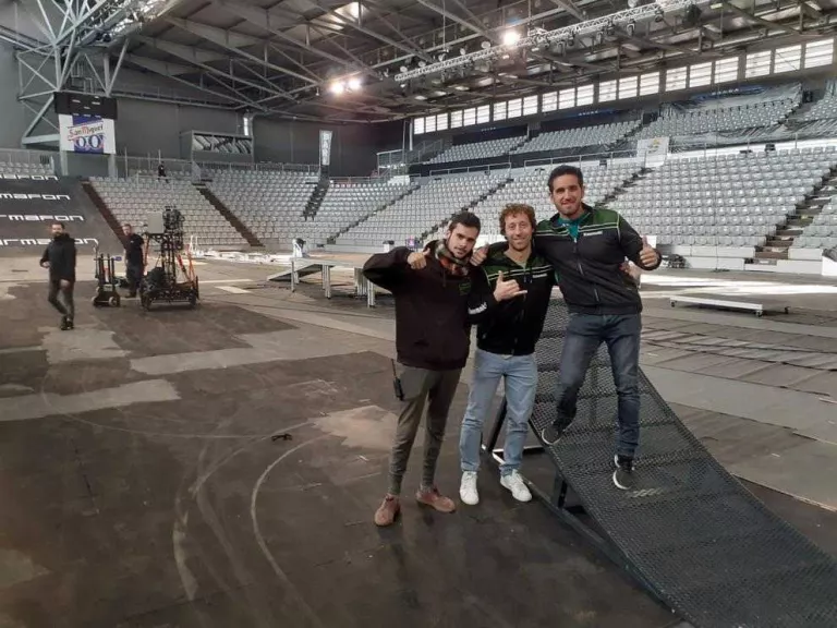 Alguns pilots van poder comprovar la transformació del pavelló Barris Nord per a l’esdeveniment.