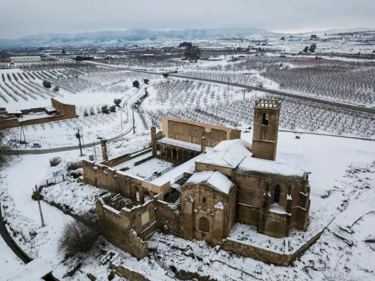 Imatge aèria hivernal d’arxiu del monestir d’Avinganya.