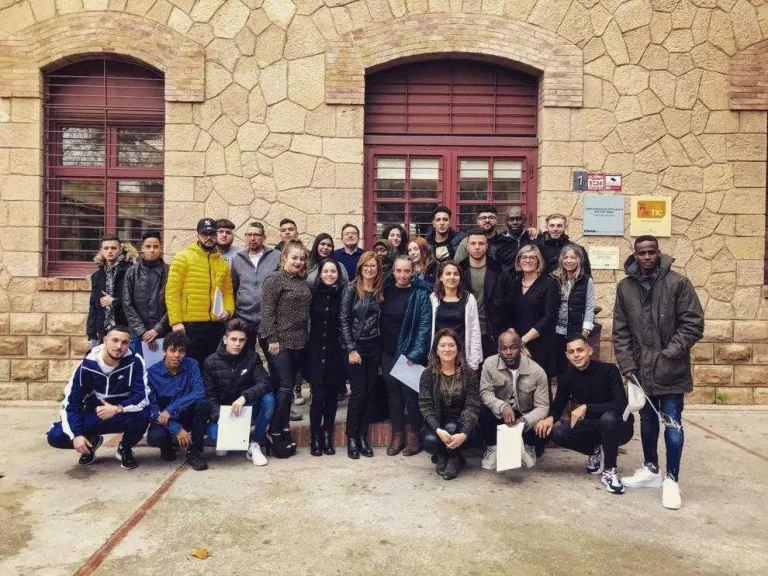 Diplomes a alumnes de cursos de formació