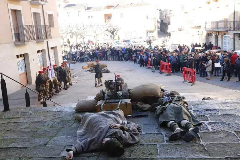 Recreació del combat entre les tropes republicanes i les revoltades davant de l’església de la Granadella, ahir.