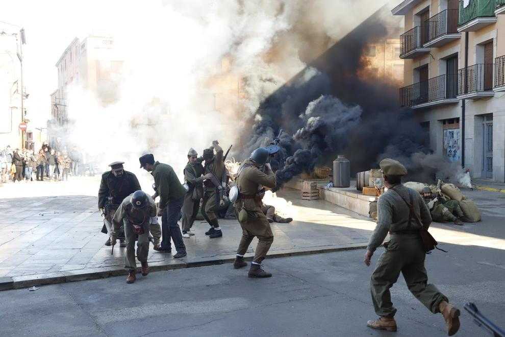 Recreació del combat entre les tropes republicanes i les revoltades davant de l’església de la Granadella, ahir.
