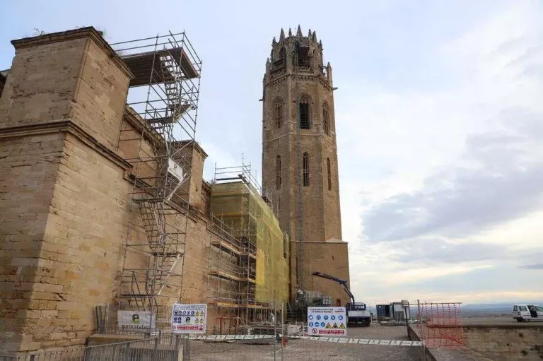 Les bastides per a les obres cobreixen des de l’octubre la façana i la Porta dels Apòstols de la Seu Vella.