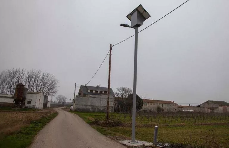 Seana instal·la fanals solars en camins amb masies aïllades