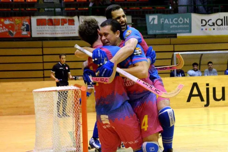 Jugadors del Llista celebren un gol contra el Voltregà.