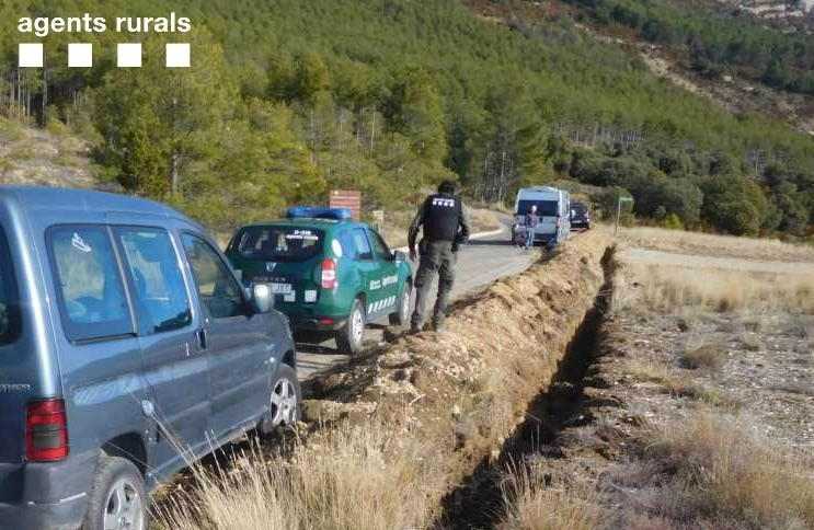 Multen un conductor per circular camps a través al Montsec