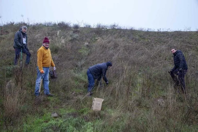 Planten llavors per reforestar l’entorn del Segarra-Garrigues