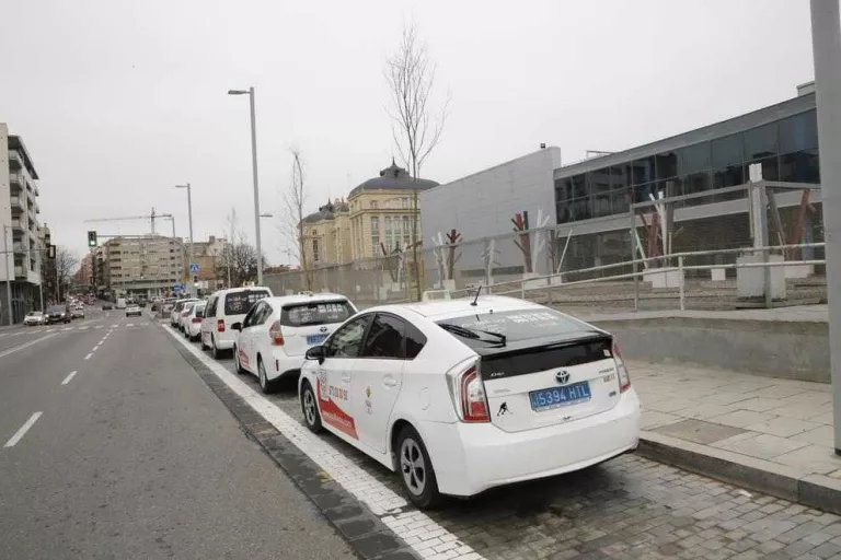 ‘Nova’ parada de taxis davant l’estació de Renfe