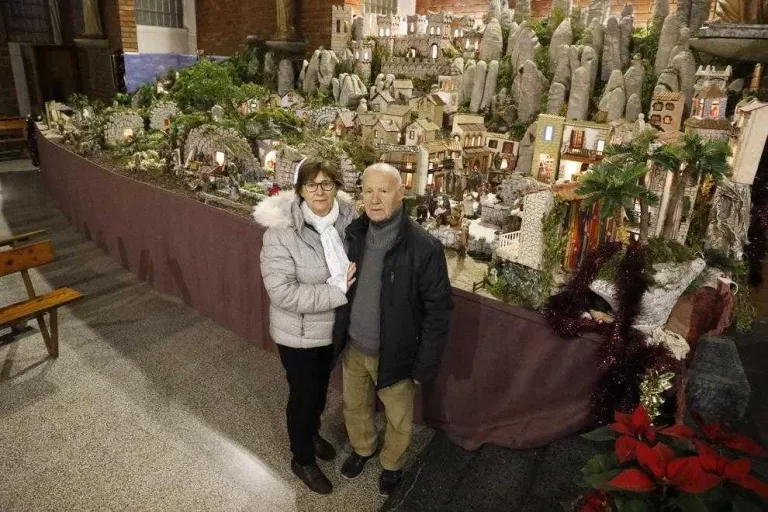 Del Olmo davant del seu pessebre, que es podrà visitar a la parròquia de Sant Pau fins al 2 de febrer.