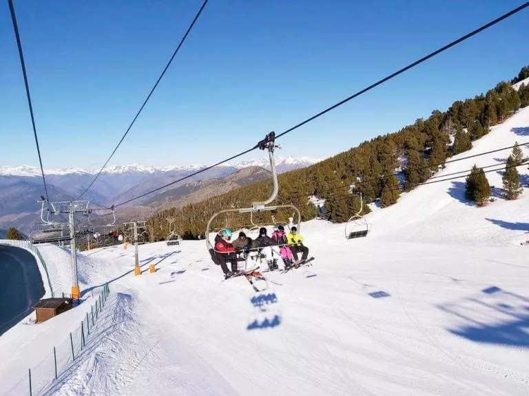 Les pistes esperen més neu per arribar a l’abril sense problemes